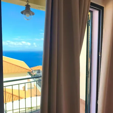 Ocean Breeze - Cosy 2-bedroom With Ocean Views & Bbq Holiday home